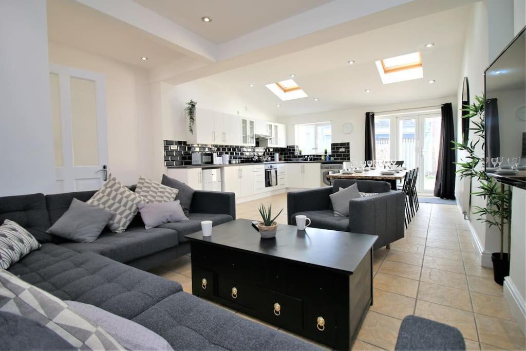 Large Modern House By Property Promise Cardiff Exterior photo